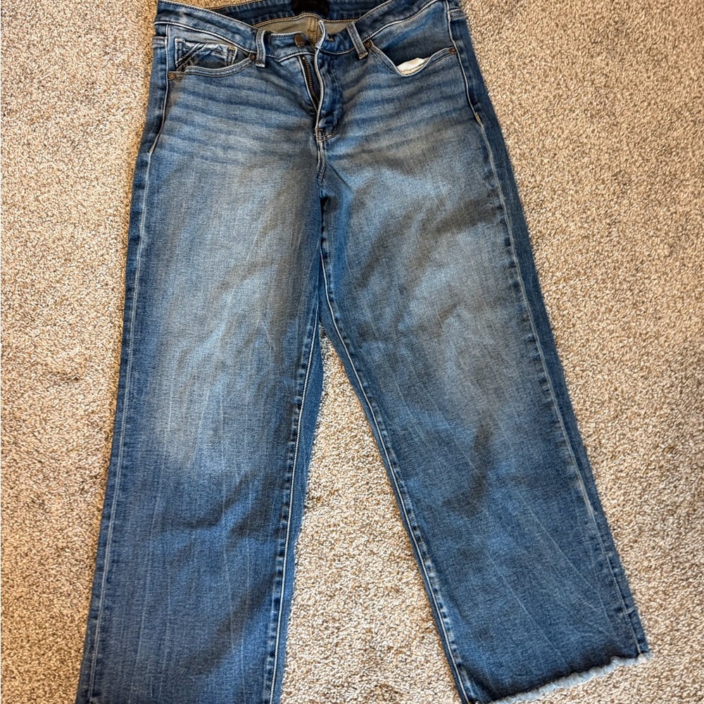 Buckle Black Women's Cropped Straight Jeans in Medium Blue Wash